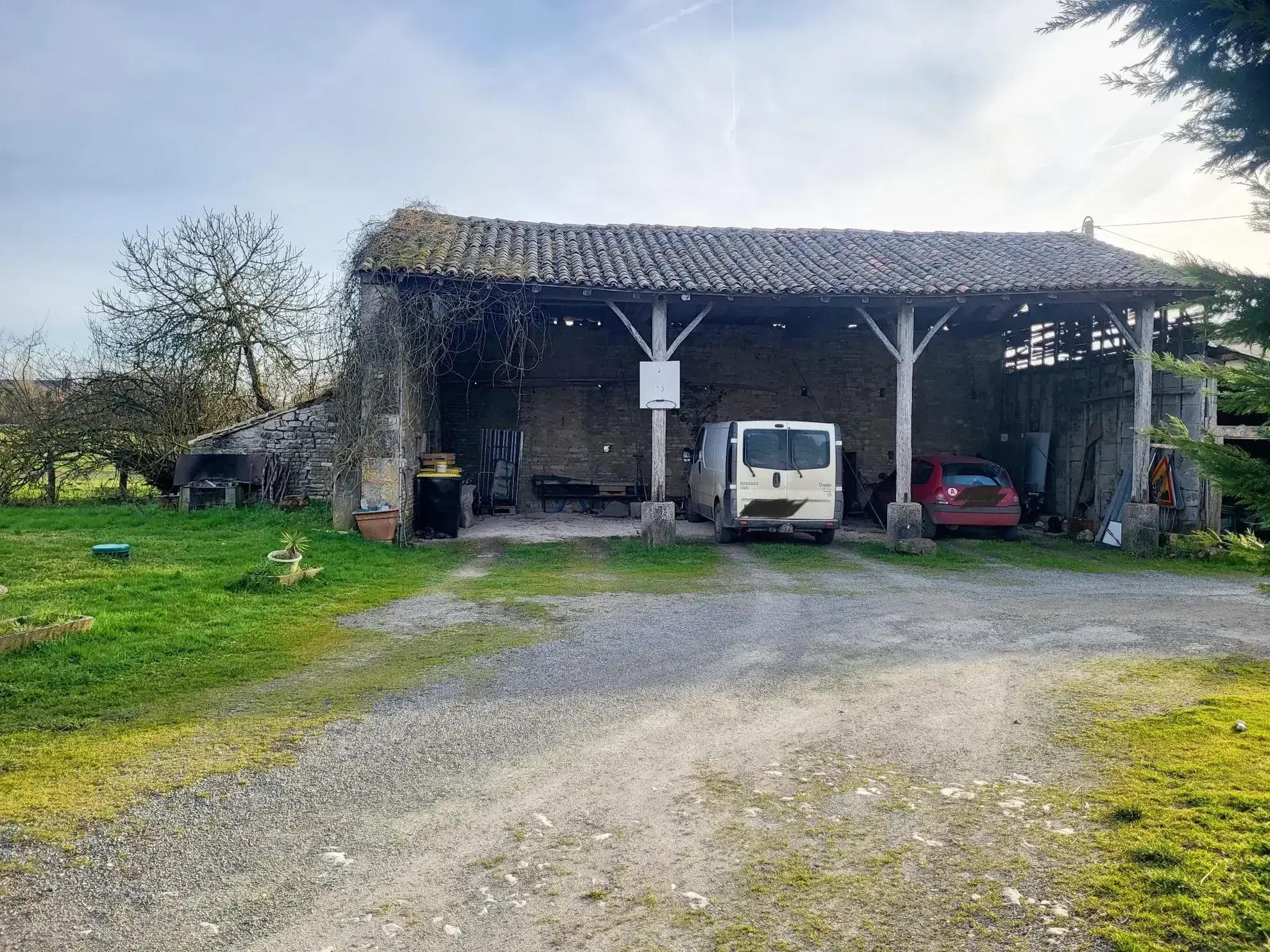 Charmante ferme charentaise avec dépendances sur terrain de 1,6 hectare 