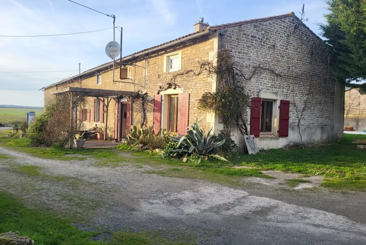 Charmante ferme charentaise avec dépendances sur terrain de 1,6 hectare 