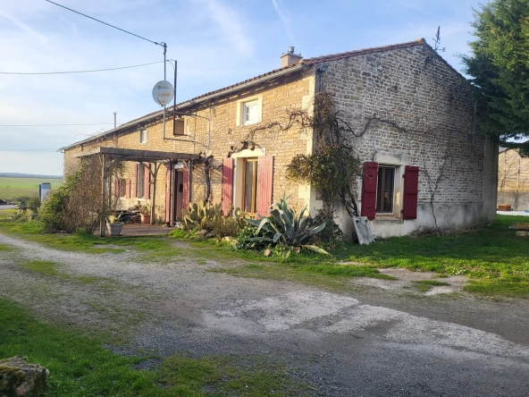 Charmante ferme charentaise avec dépendances sur terrain de 1,6 hectare