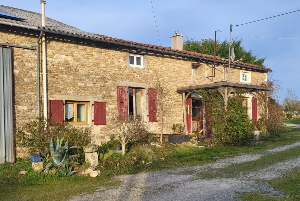 Charmante ferme charentaise avec dépendances sur terrain de 1,6 hectare 
