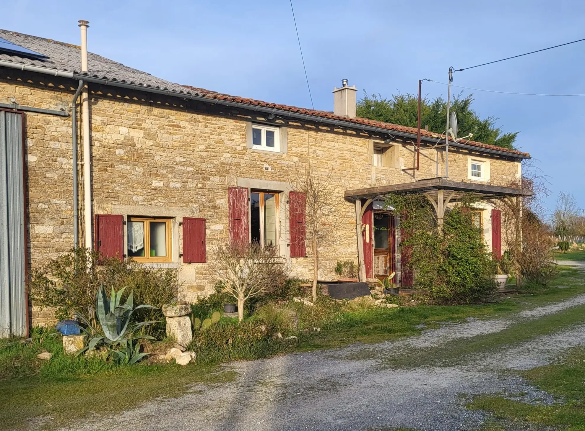 Charmante ferme charentaise avec dépendances sur terrain de 1,6 hectare 