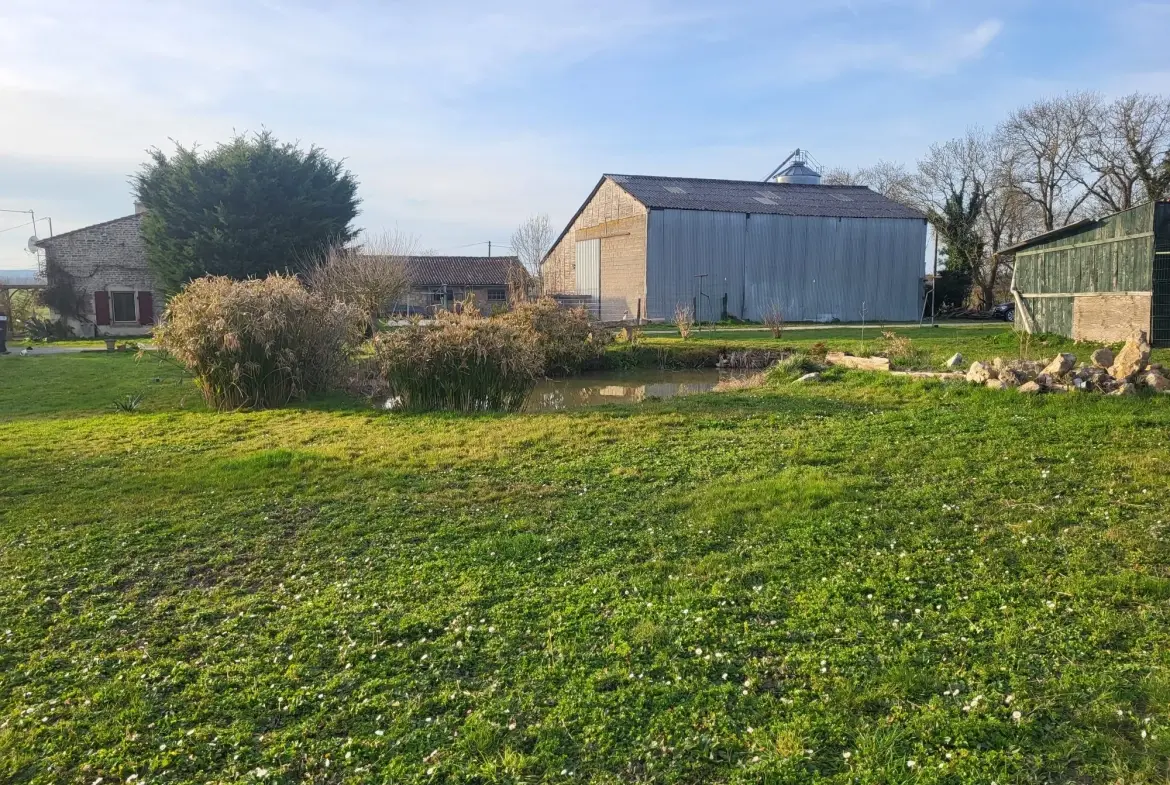 Charmante ferme charentaise avec dépendances sur terrain de 1,6 hectare 