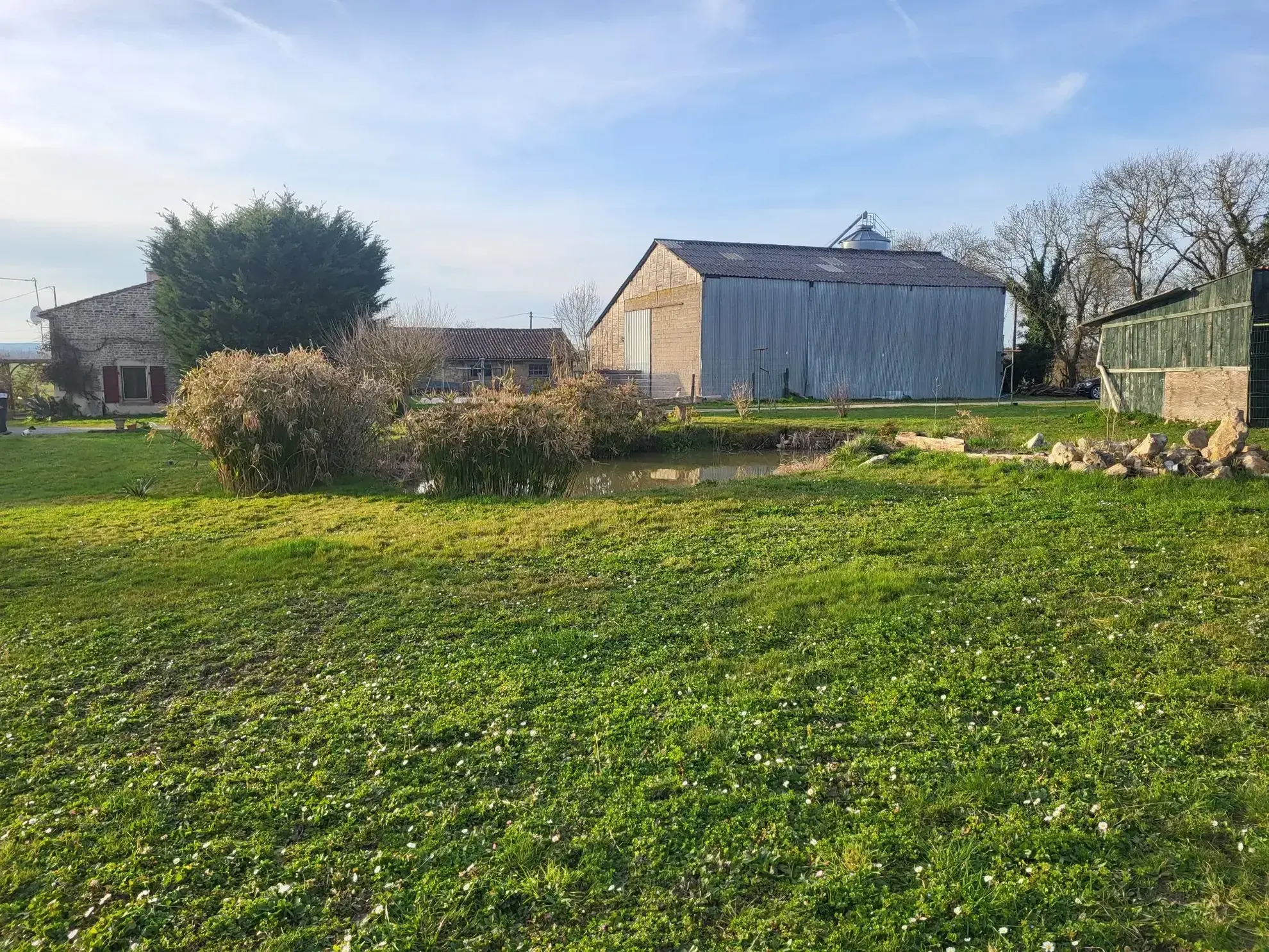 Charmante ferme charentaise avec dépendances sur terrain de 1,6 hectare 