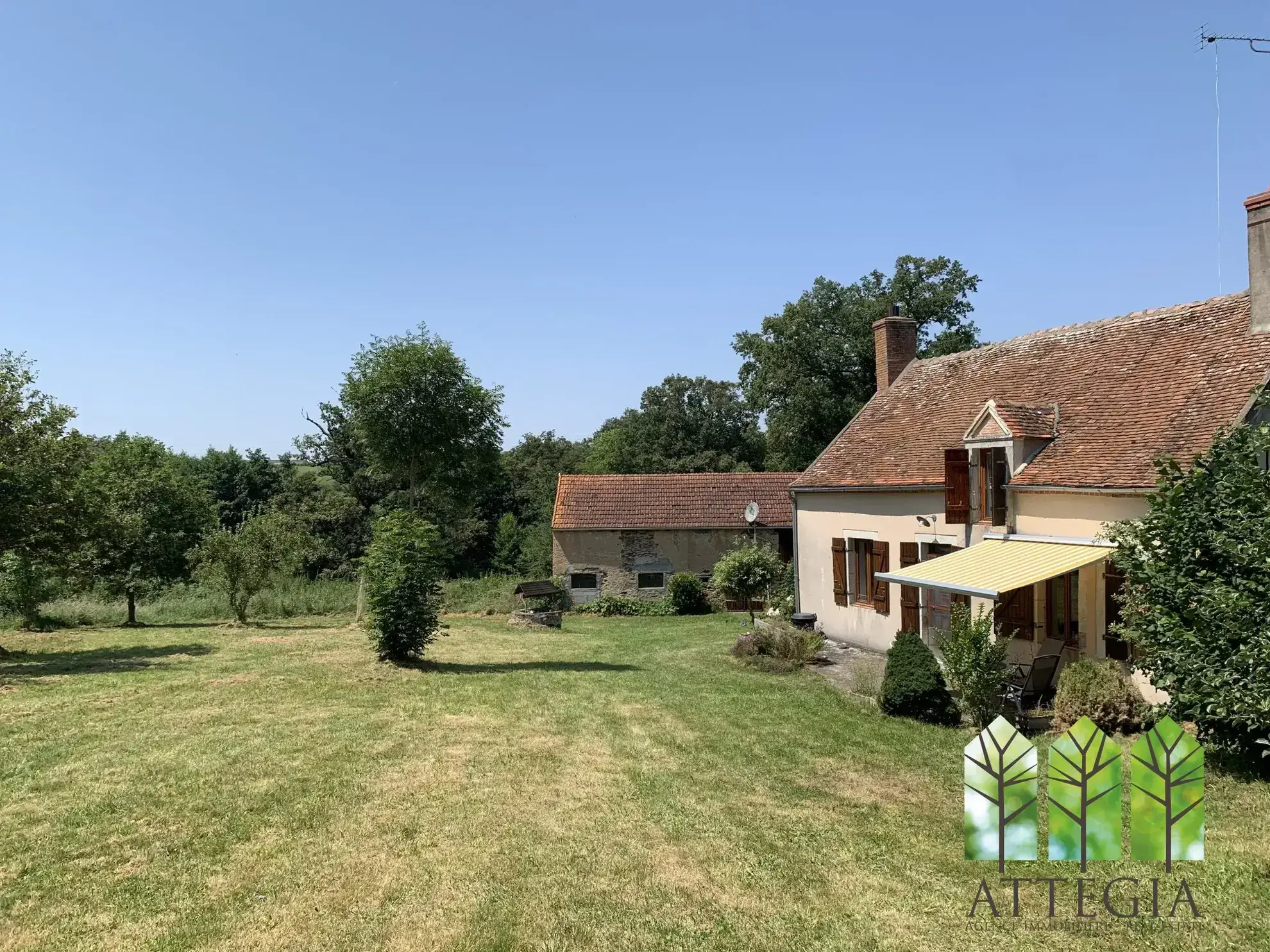 Maison en pierre avec gîte et grand terrain à Saint-Maur (18270) 