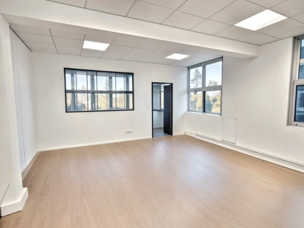 Bureaux lumineux de 90 m² à Villiers-sur-Marne avec parking et sécurité 24/7