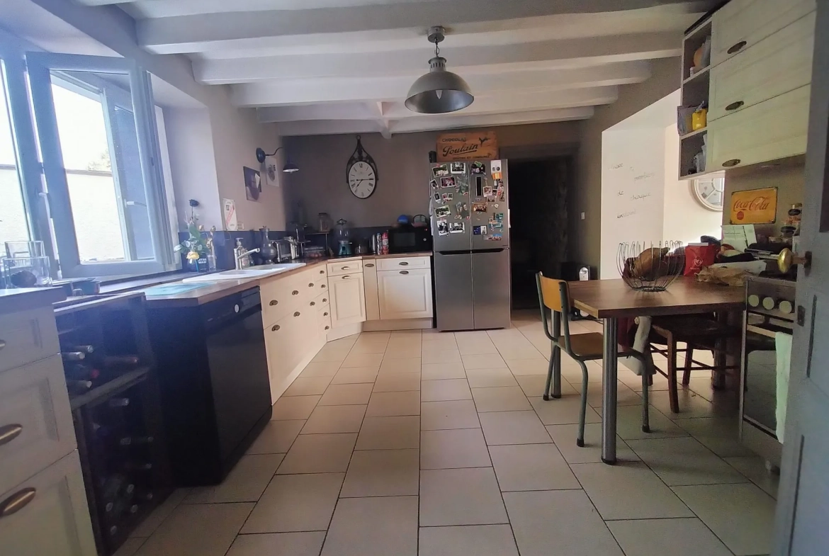 Maison de plain-pied lumineuse avec jardin à Marigné-Laillé 