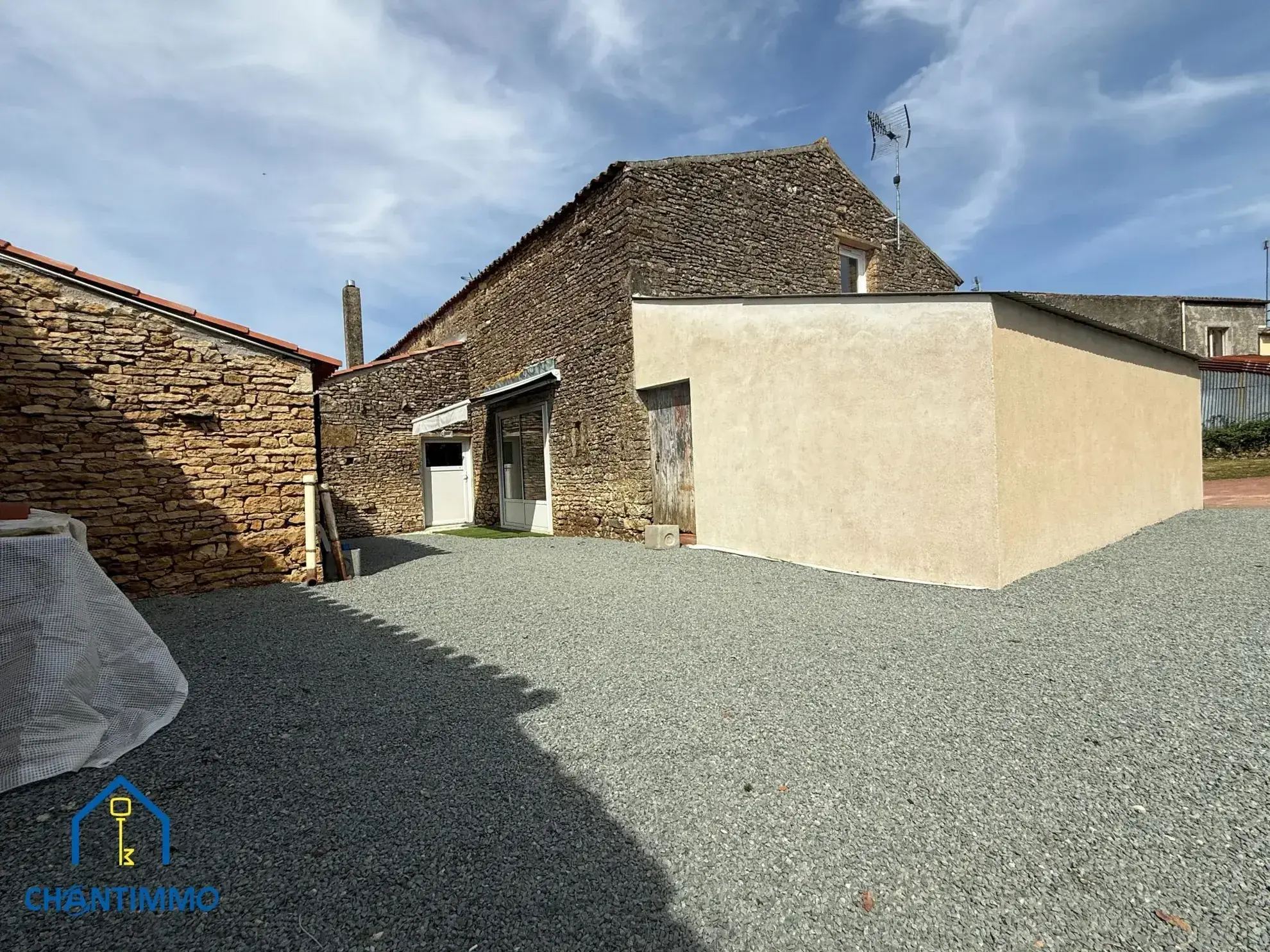 Charmante maison en pierres à vendre près de Chantonnay avec piscine - Opportunité à saisir 