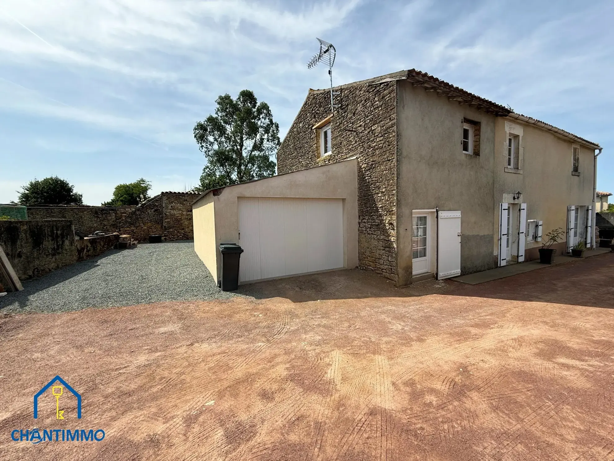 Charmante maison en pierres à vendre près de Chantonnay avec piscine - Opportunité à saisir 