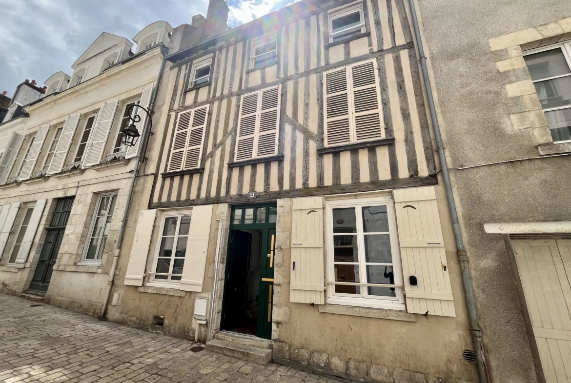 Studio rénové en plein centre d'Orléans avec potentiel locatif 