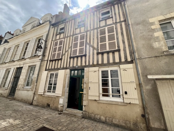 Studio rénové en plein centre d'Orléans avec potentiel locatif
