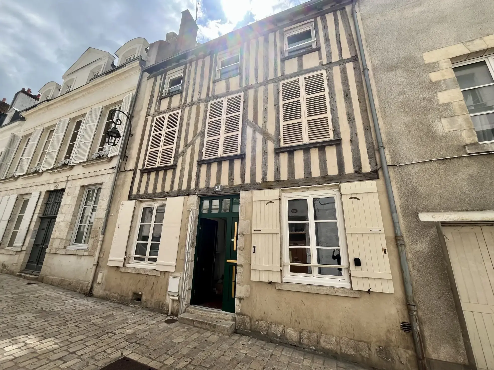 Studio rénové en plein centre d'Orléans avec potentiel locatif 