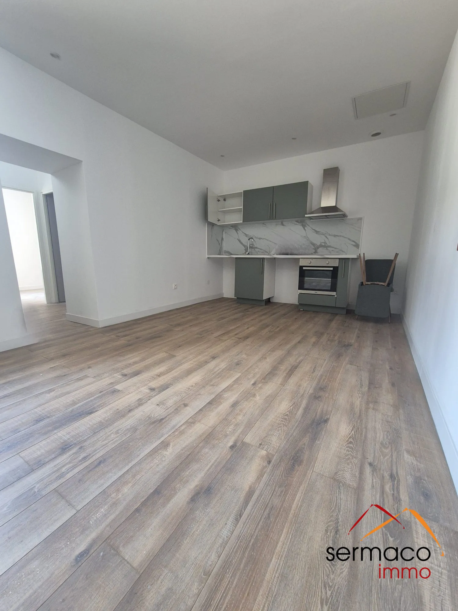 pièce de vie avec cuisine équipée Appartement T2 de prestige avec terrasse au RDC à Sarreguemines 