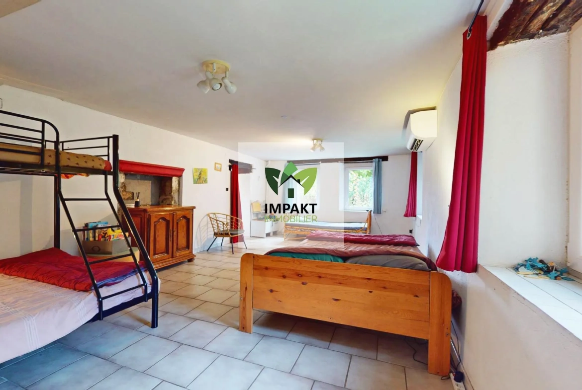 Maison familiale avec 7 chambres et jardin arboré à Plancher Bas 