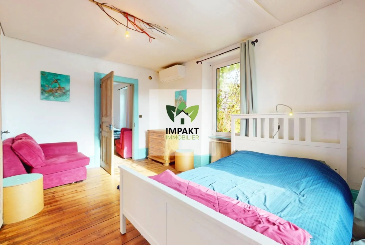 Maison familiale avec 7 chambres et jardin arboré à Plancher Bas 