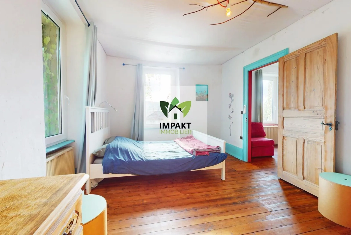 Maison familiale avec 7 chambres et jardin arboré à Plancher Bas 