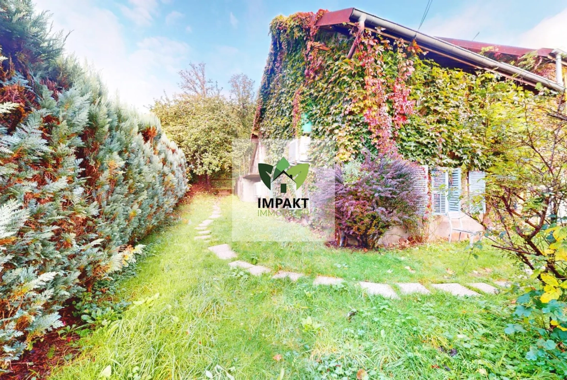 Maison familiale avec 7 chambres et jardin arboré à Plancher Bas 