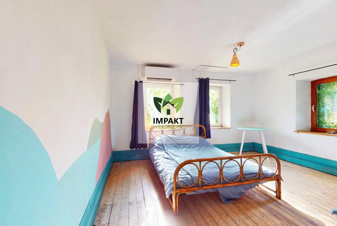 Maison familiale avec 7 chambres et jardin arboré à Plancher Bas 