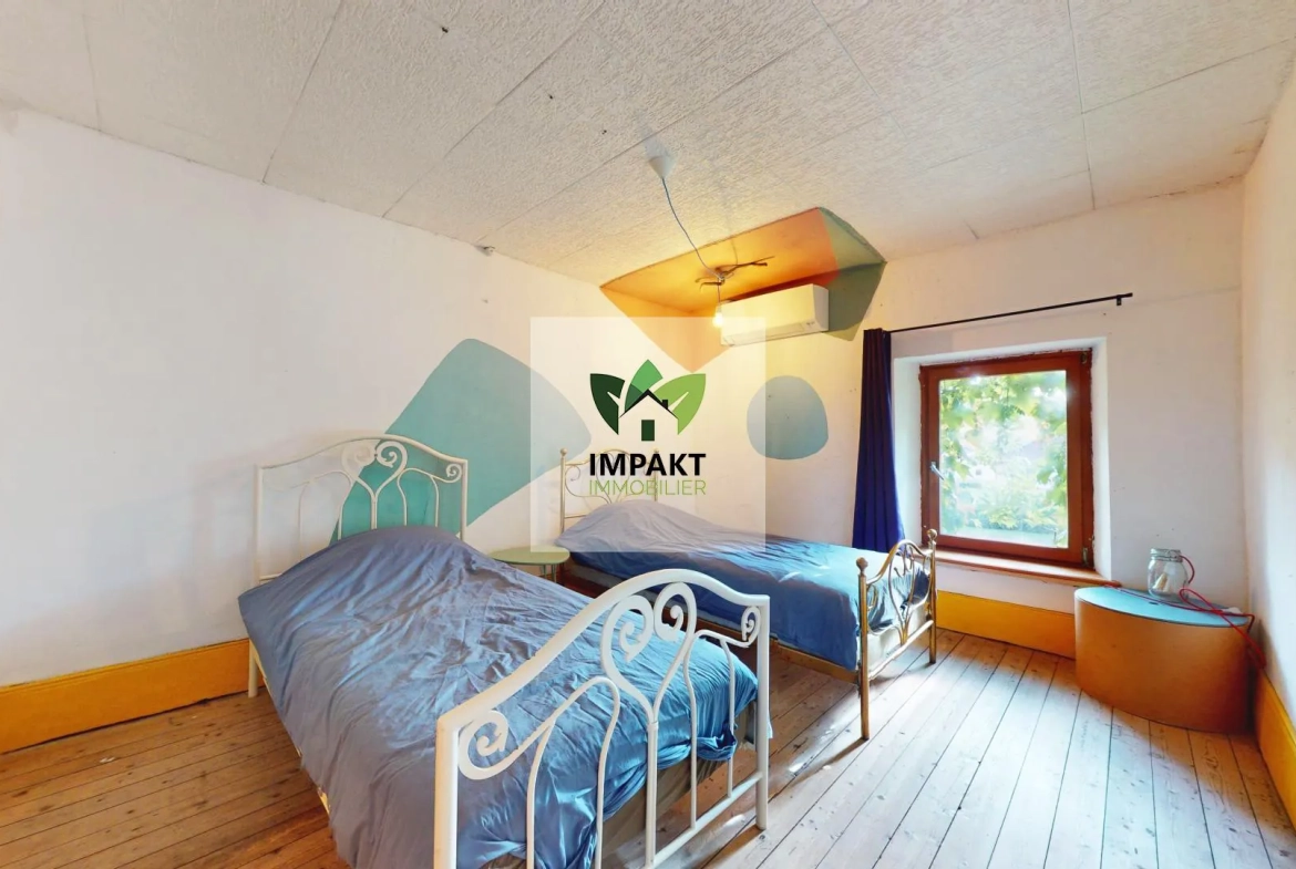 Maison familiale avec 7 chambres et jardin arboré à Plancher Bas 