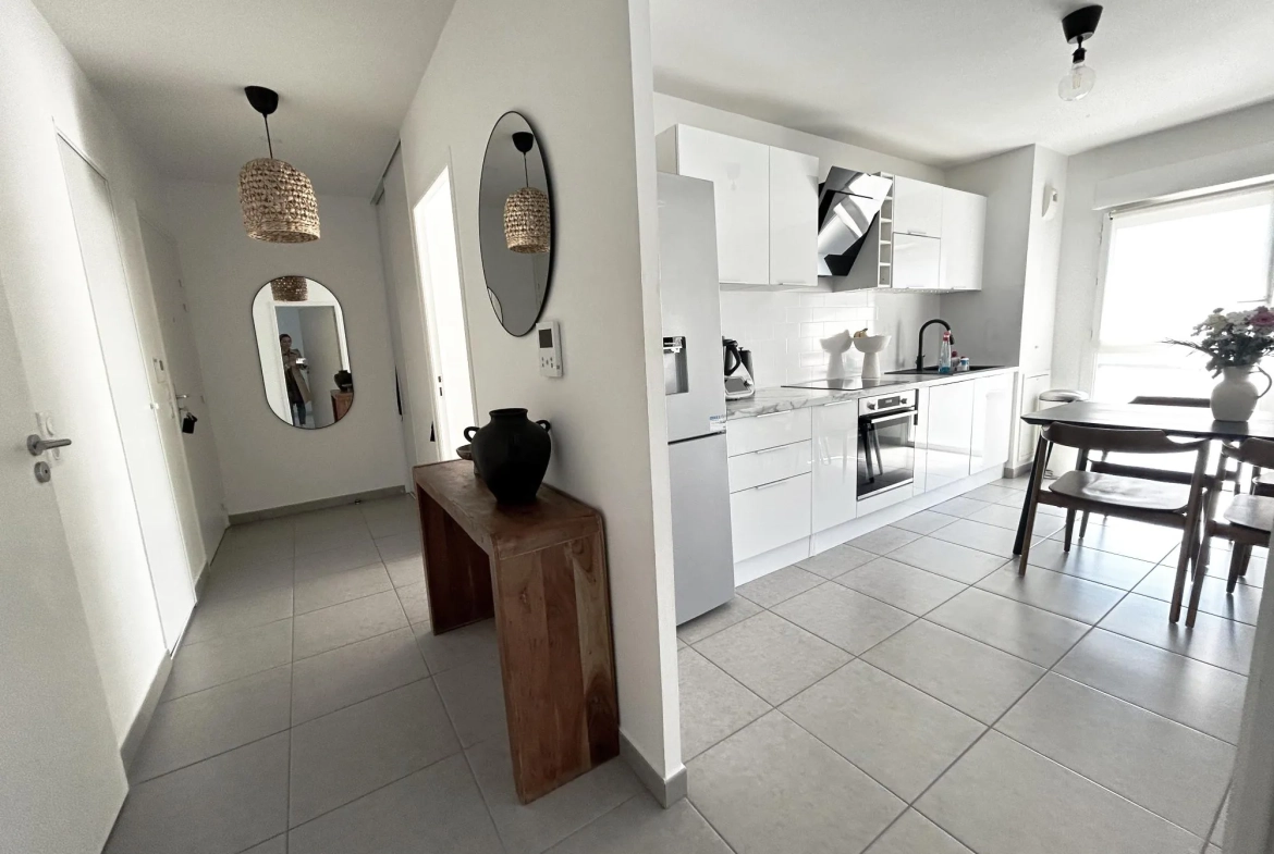 Dégagement hall et pièce principale Vente appartement T3 avec garage à Echirolles - Lumineux et moderne 