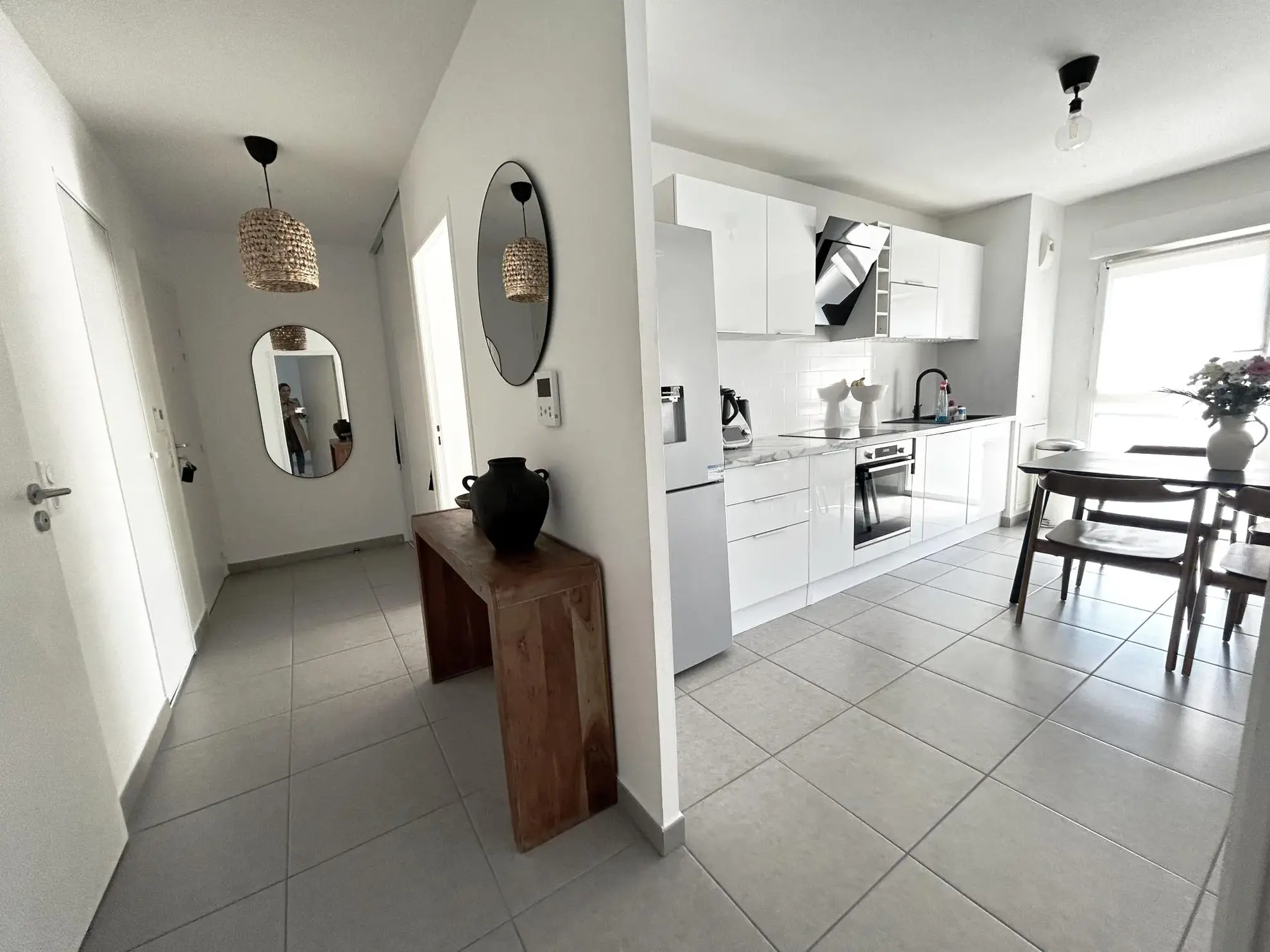 Dégagement hall et pièce principale Vente appartement T3 avec garage à Echirolles - Lumineux et moderne 