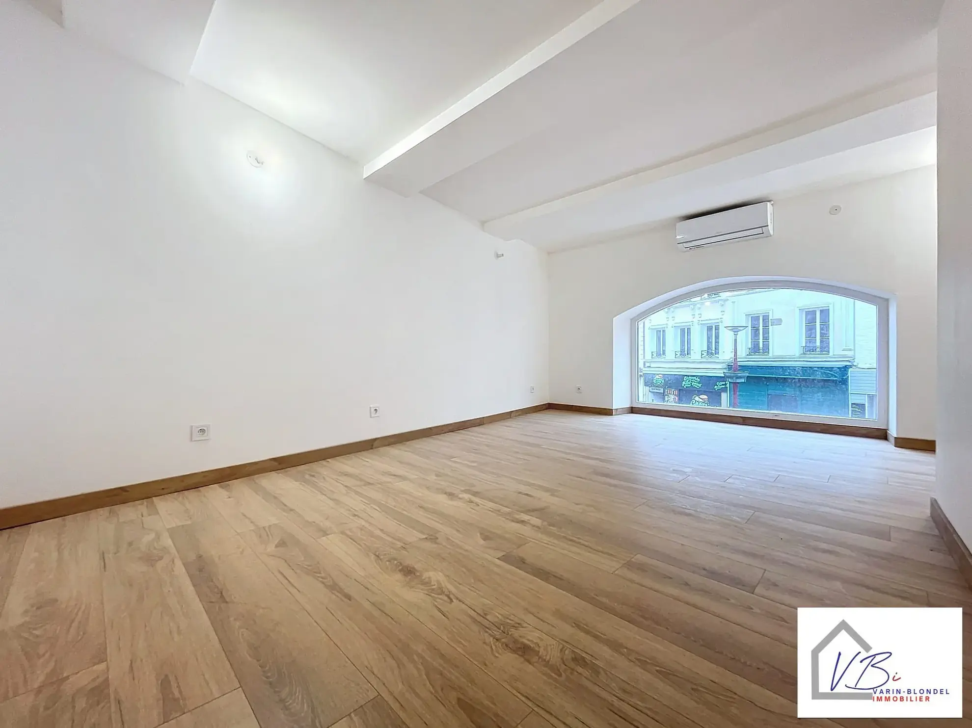 Immeuble mixte en vente à Bolbec avec local commercial et appartement rénovés 
