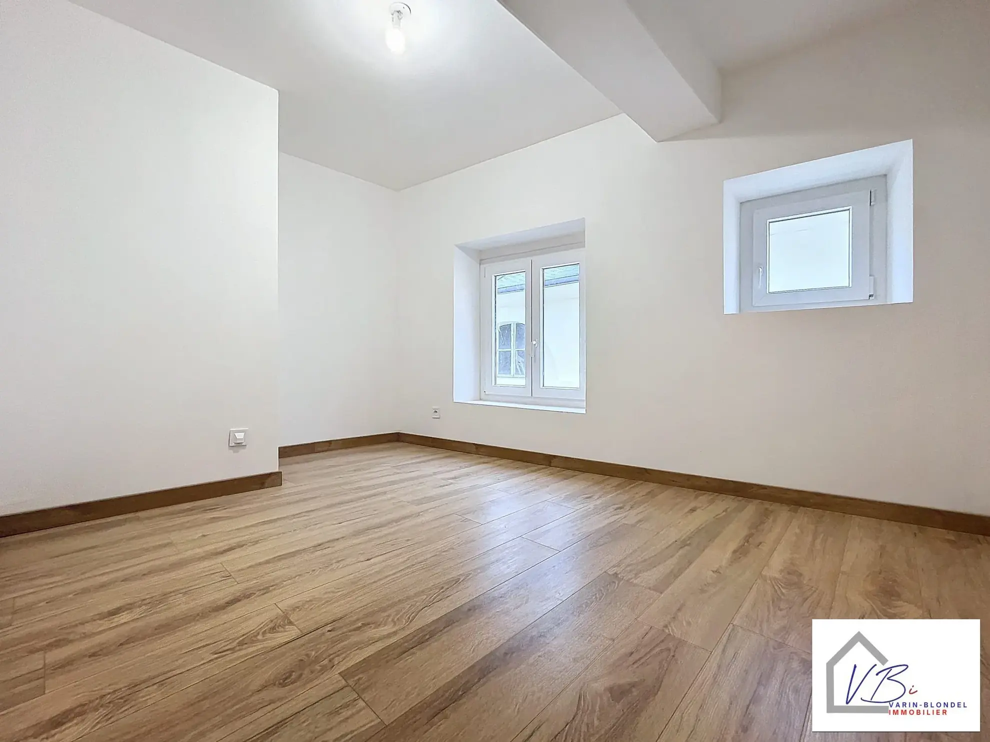 Immeuble mixte en vente à Bolbec avec local commercial et appartement rénovés 