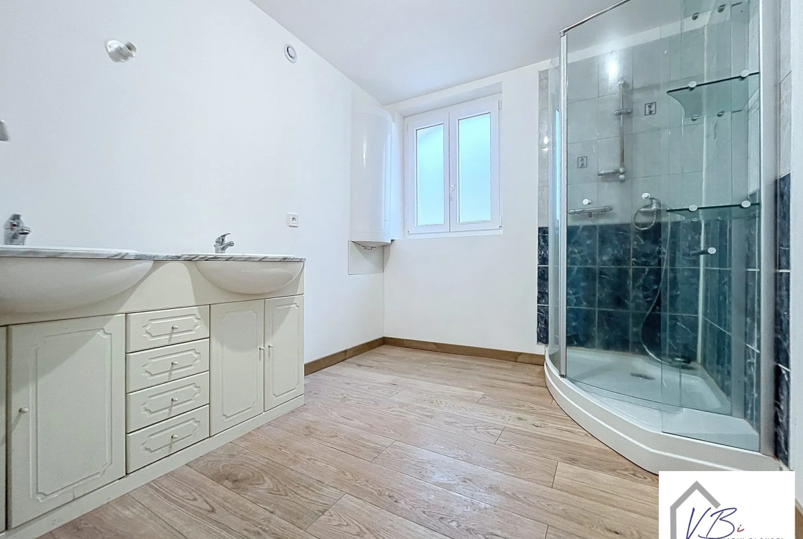 Immeuble mixte en vente à Bolbec avec local commercial et appartement rénovés 
