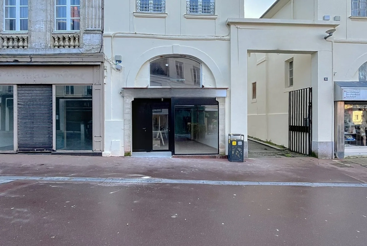 Immeuble mixte en vente à Bolbec avec local commercial et appartement rénovés 