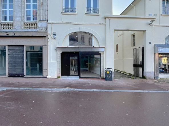 Immeuble mixte en vente à Bolbec avec local commercial et appartement rénovés