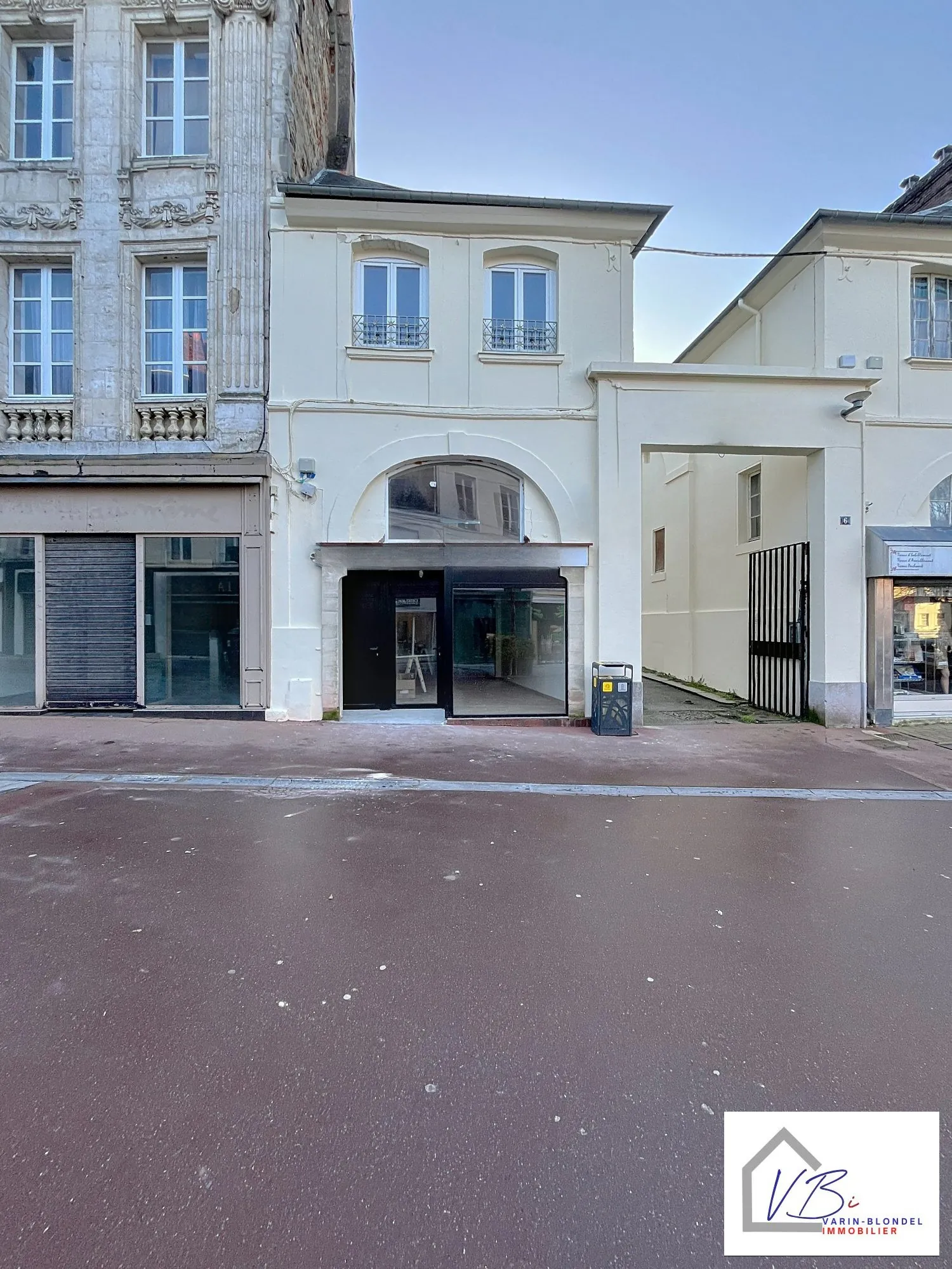 Immeuble mixte en vente à Bolbec avec local commercial et appartement rénovés 