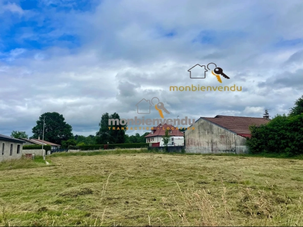 Terrain constructible de 500 m² à vendre à Arpajon-sur-Cère