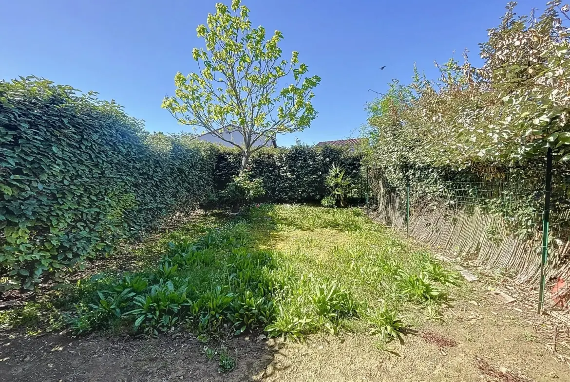 Belle maison mitoyenne avec jardin et parking à Saint-Geniès-Bellevue 