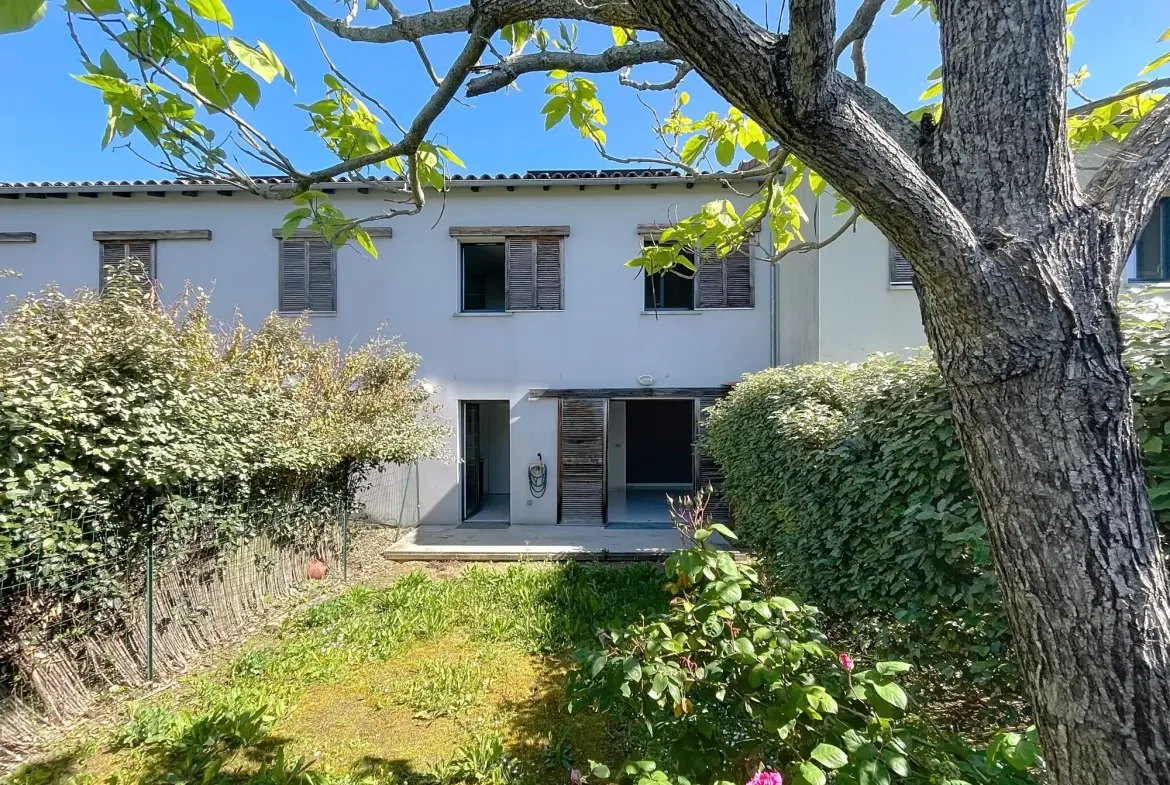 Belle maison mitoyenne avec jardin et parking à Saint-Geniès-Bellevue 