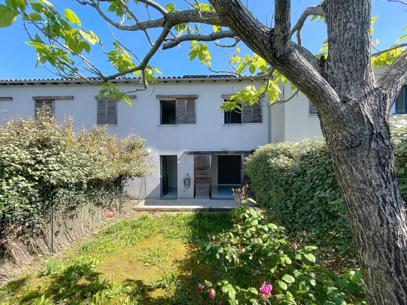 Belle maison mitoyenne avec jardin et parking à Saint-Geniès-Bellevue