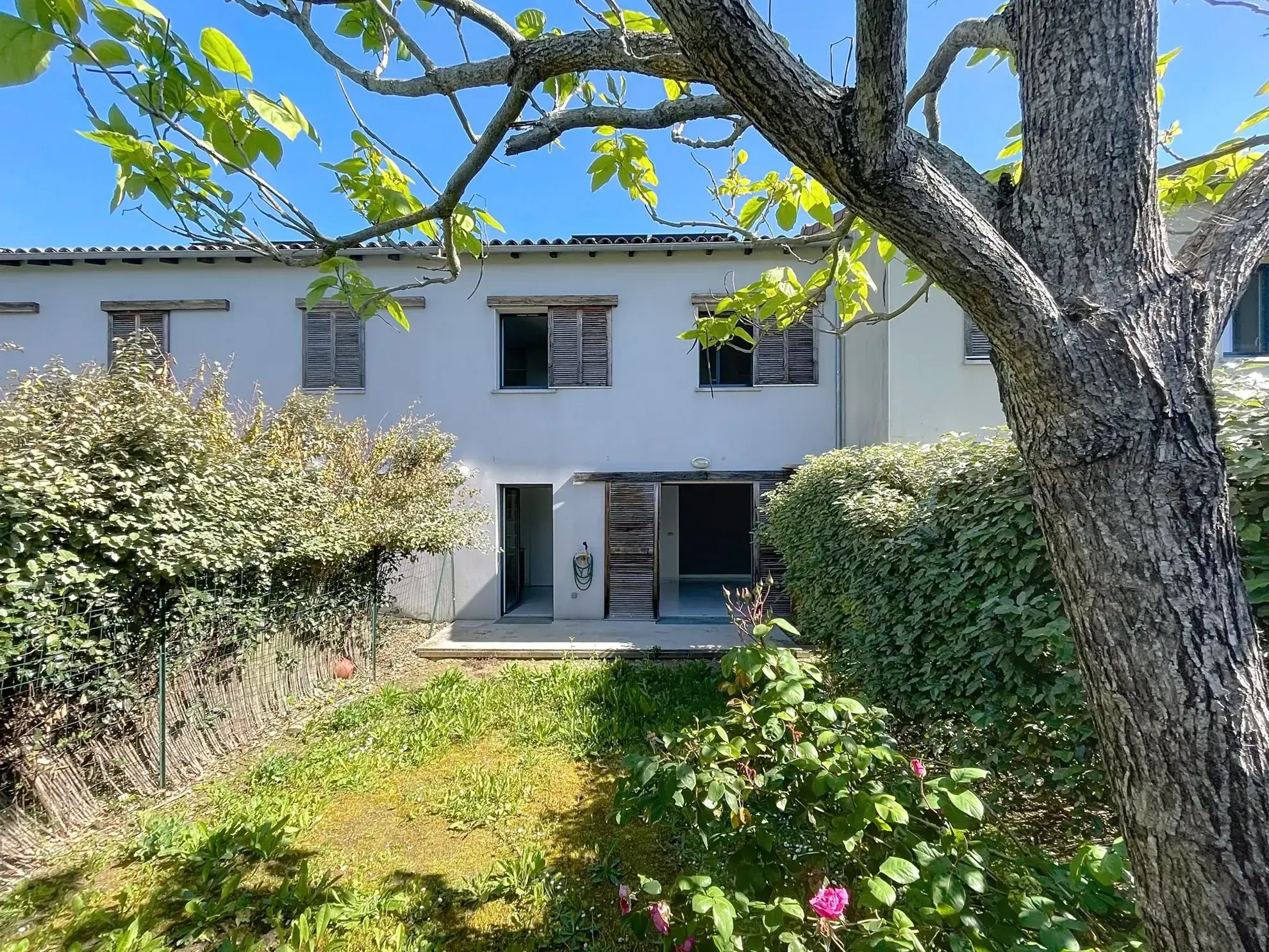 Belle maison mitoyenne avec jardin et parking à Saint-Geniès-Bellevue 