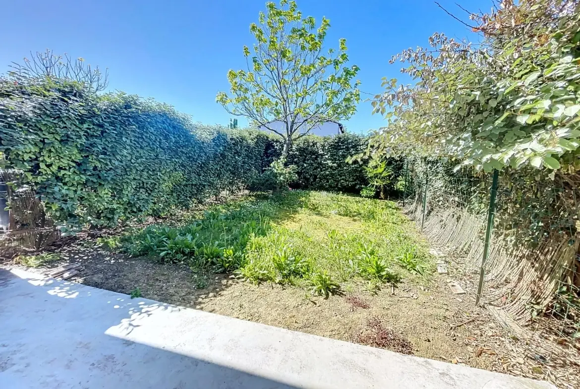 Belle maison mitoyenne avec jardin et parking à Saint-Geniès-Bellevue 