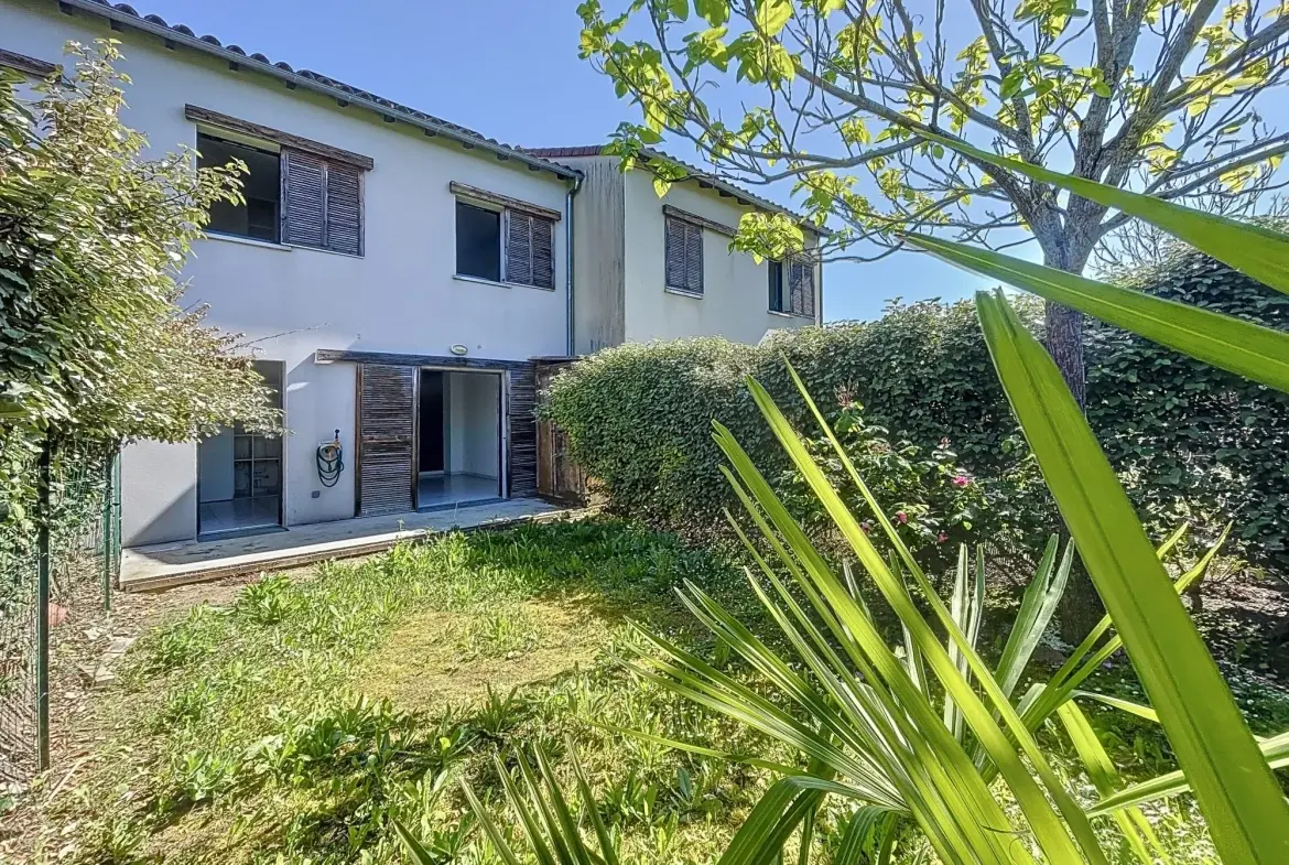 Belle maison mitoyenne avec jardin et parking à Saint-Geniès-Bellevue 