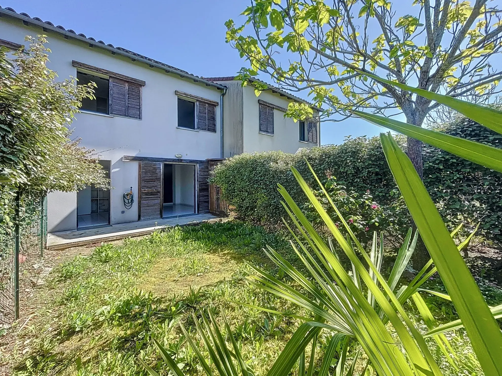 Belle maison mitoyenne avec jardin et parking à Saint-Geniès-Bellevue 