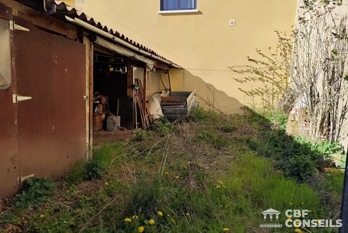 Maison de village de 4 pièces avec cour à Esteil, potentiel à exploiter 