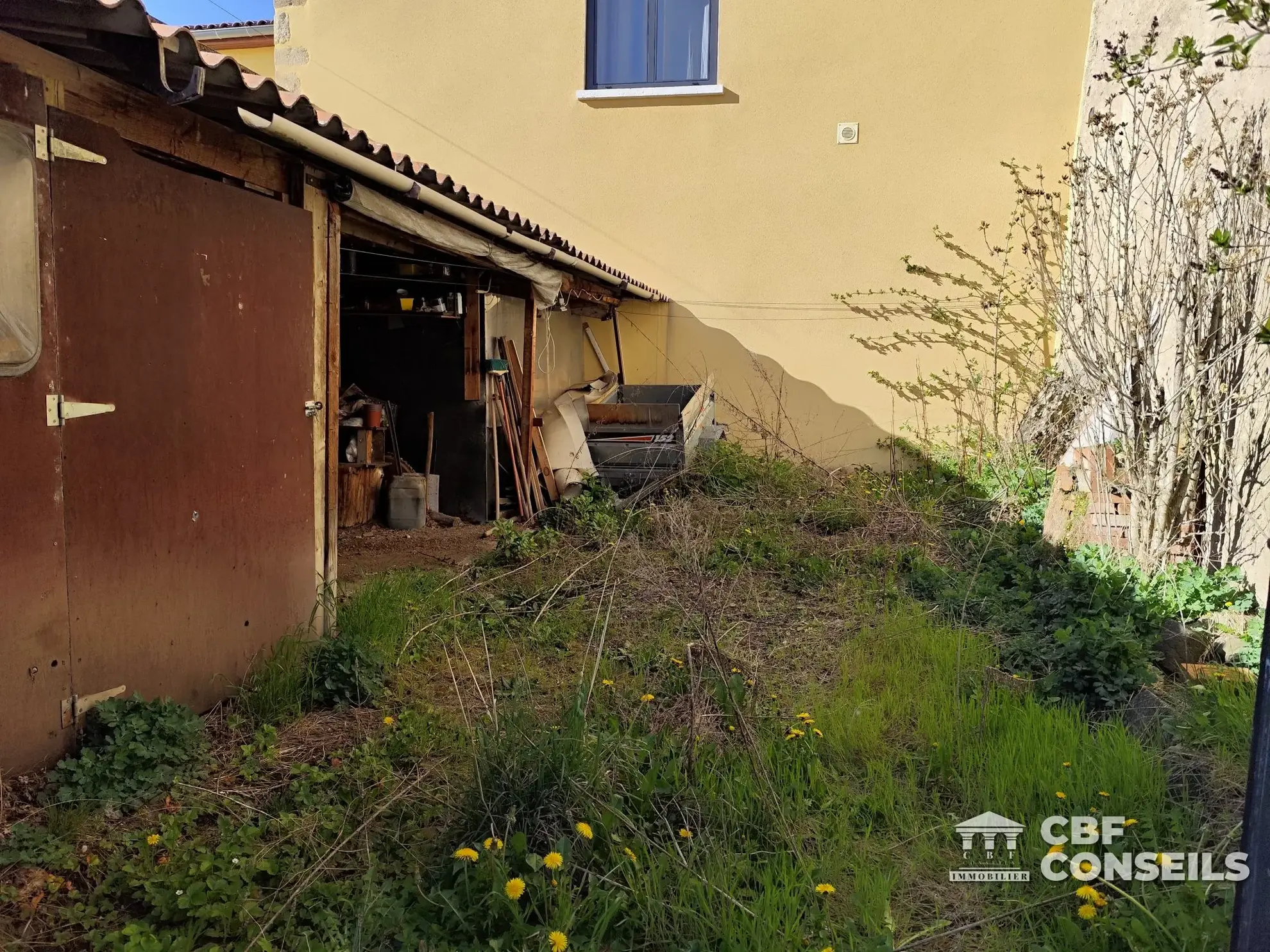 Maison de village de 4 pièces avec cour à Esteil, potentiel à exploiter 