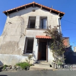 Maison de village de 4 pièces avec cour à Esteil, potentiel à exploiter
