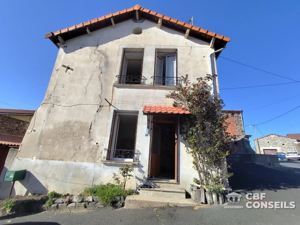 Maison de village de 4 pièces avec cour à Esteil, potentiel à exploiter