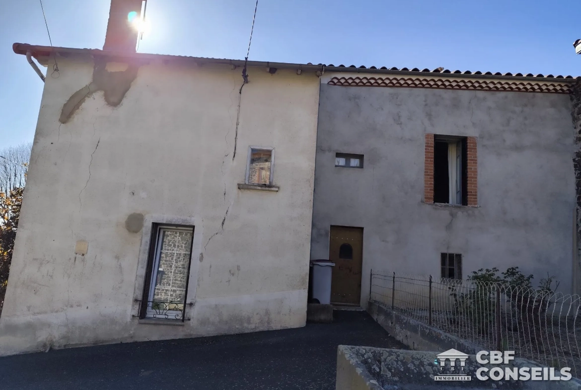 Maison de village de 4 pièces avec cour à Esteil, potentiel à exploiter 