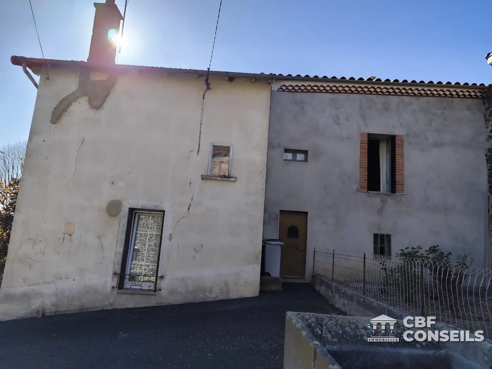 Maison de village de 4 pièces avec cour à Esteil, potentiel à exploiter 