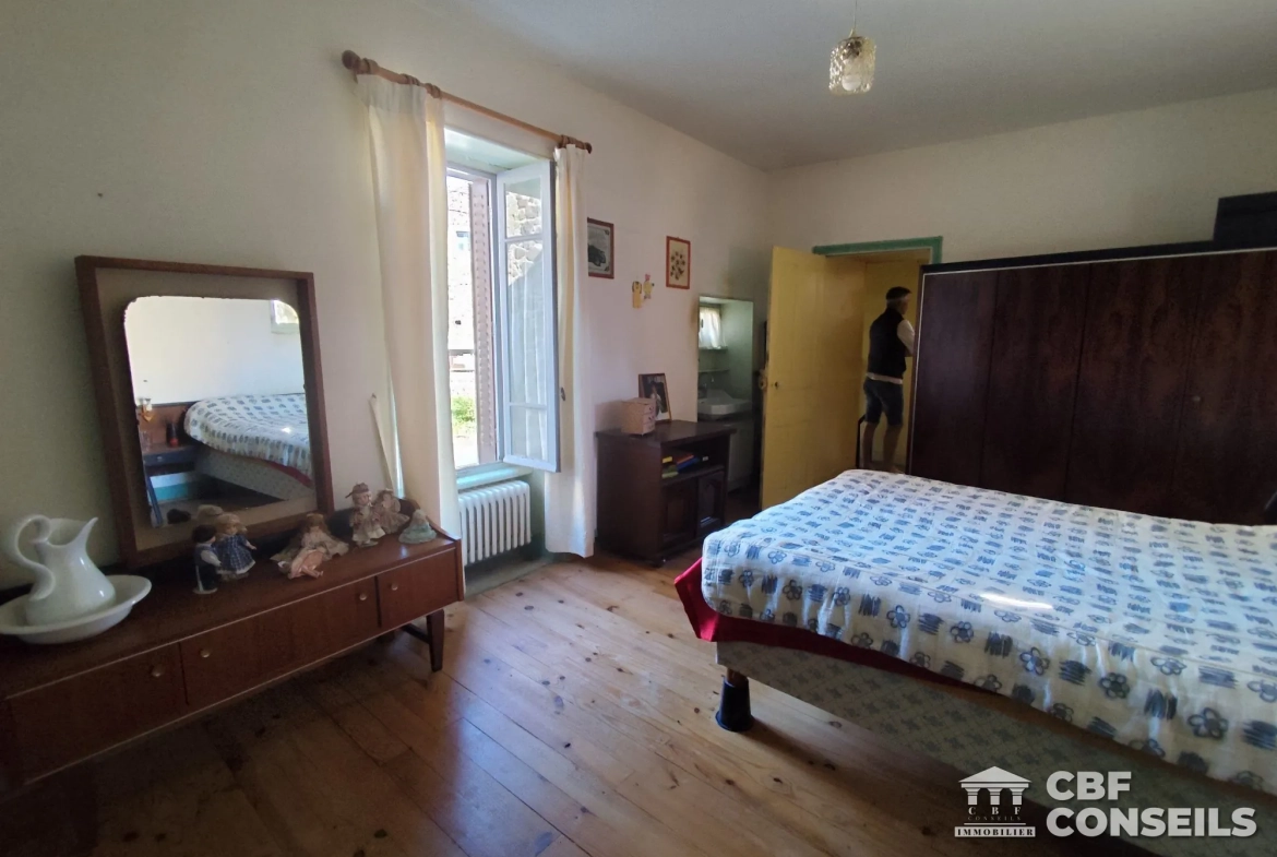 Maison de village de 4 pièces avec cour à Esteil, potentiel à exploiter 