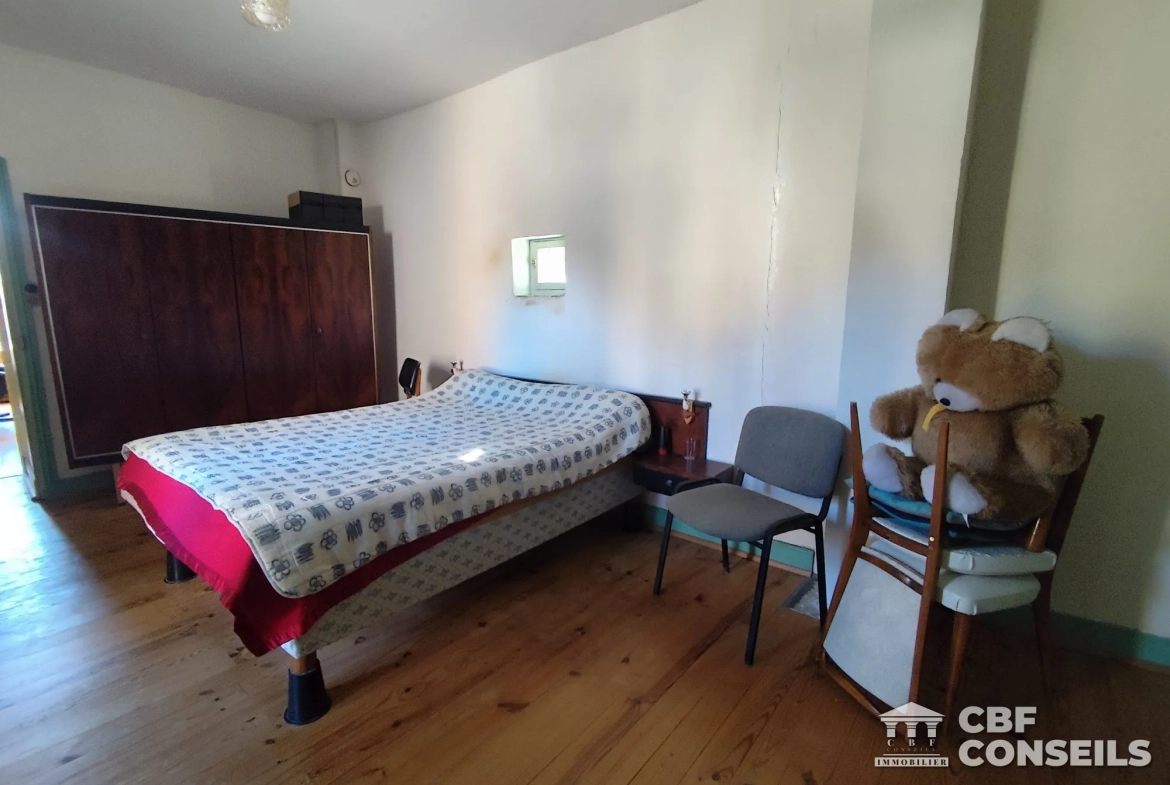 Maison de village de 4 pièces avec cour à Esteil, potentiel à exploiter 