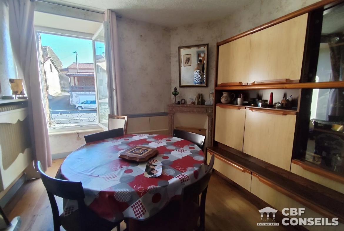 Maison de village de 4 pièces avec cour à Esteil, potentiel à exploiter 