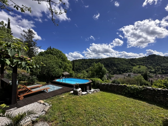 Maison avec piscine, chalet et terrain à Saint-Pons-de-Thomières