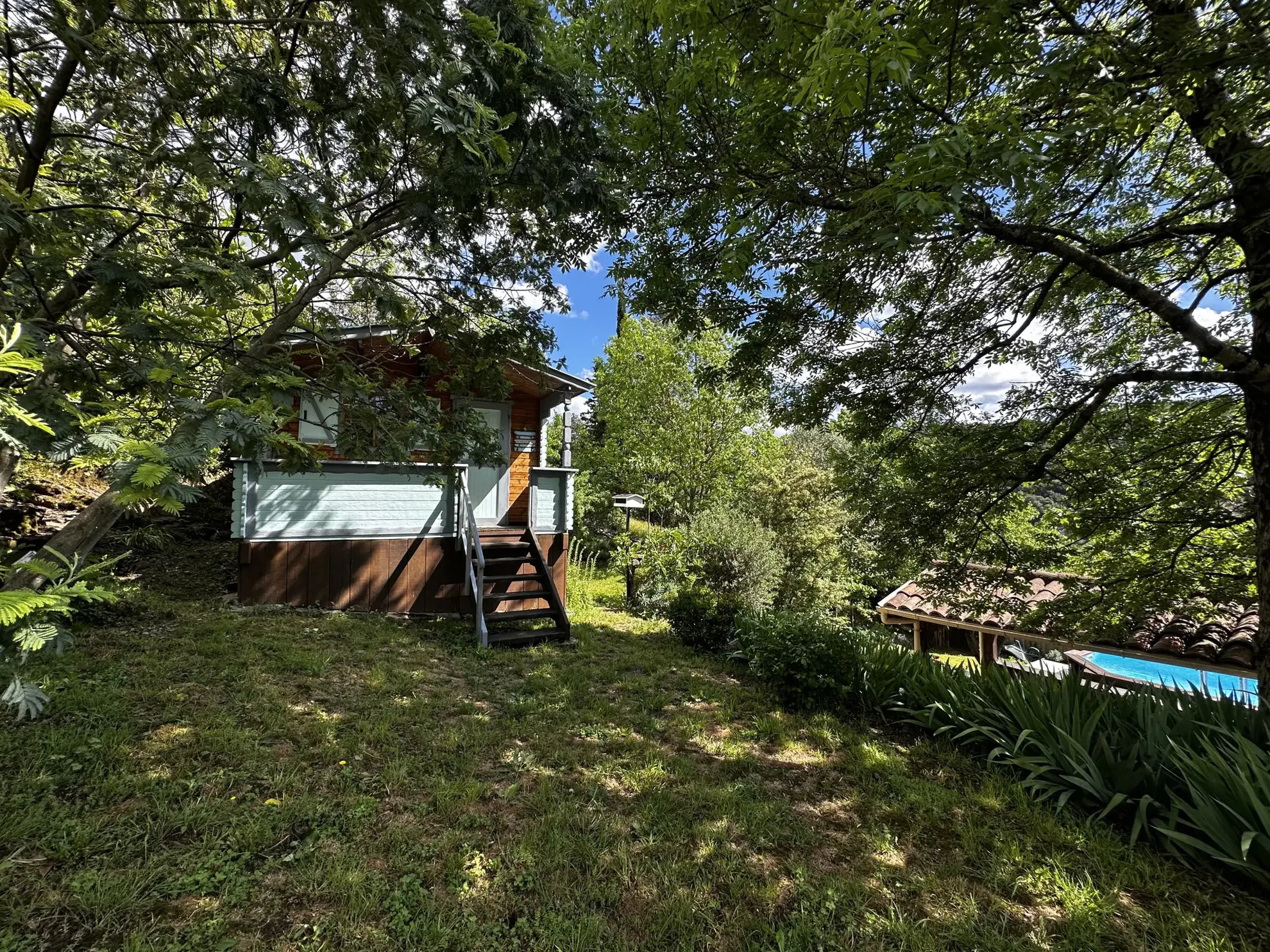 Maison avec piscine, chalet et terrain à Saint-Pons-de-Thomières 