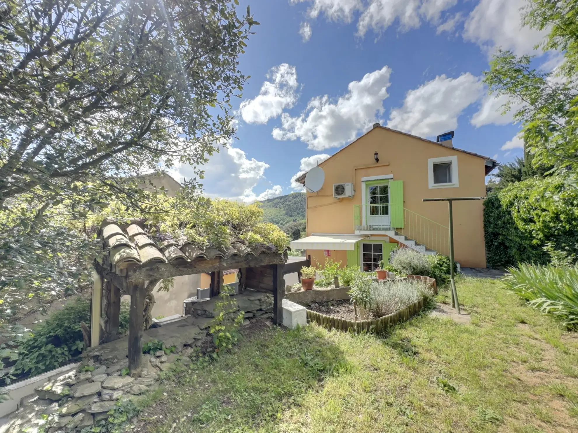 Maison avec piscine, chalet et terrain à Saint-Pons-de-Thomières 